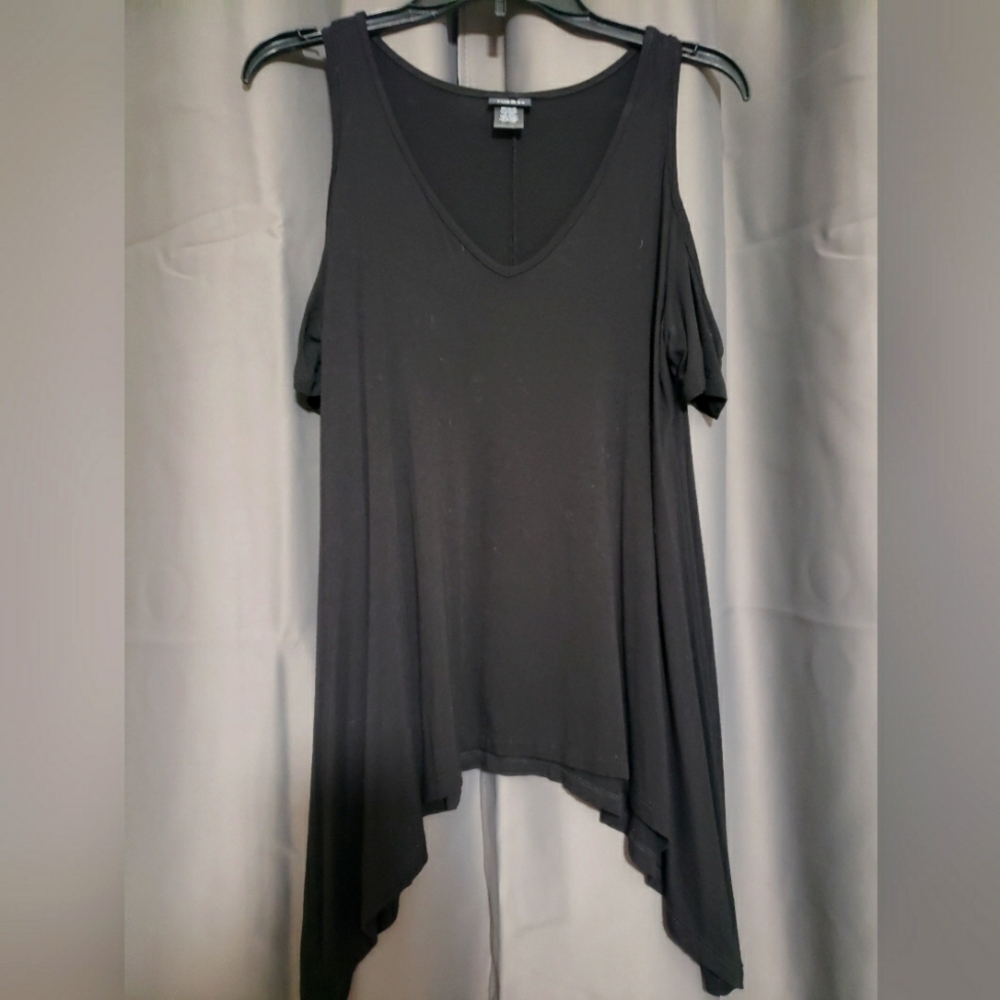 💥3/$30💥Rue21 Cold Shoulder Top